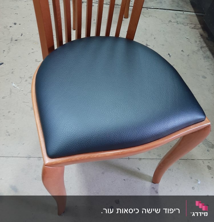 כיסא עץ עם ריפוד עור שחור